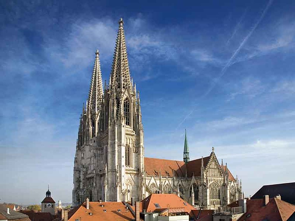 Blick auf St. Peter Dom in Regensburg mit blauem Himmel