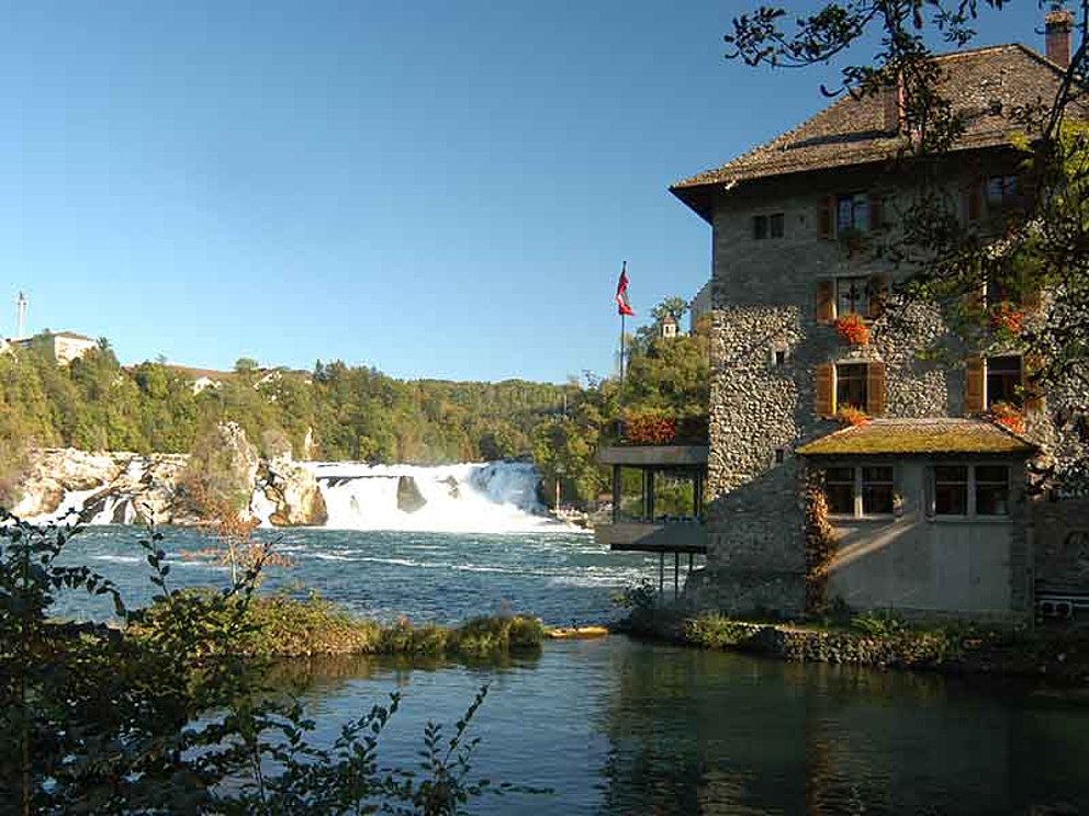 Schaffhausen in der Schweiz mit Blick auf den großen Wasserfall