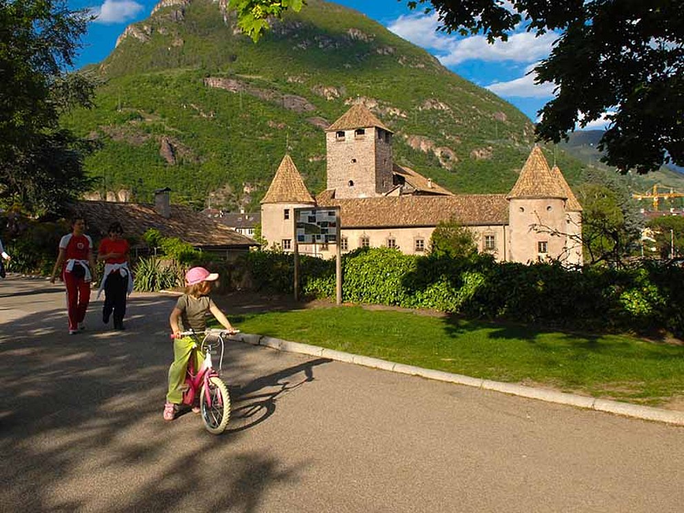 Familie unterwegs vor Schloss Maretsch in Bozen
