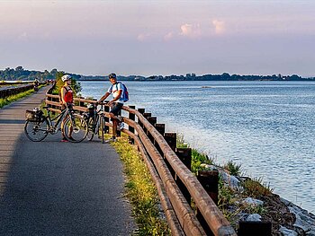 2 Radfahrer an der Adria-Küste in der Abenddämmerung