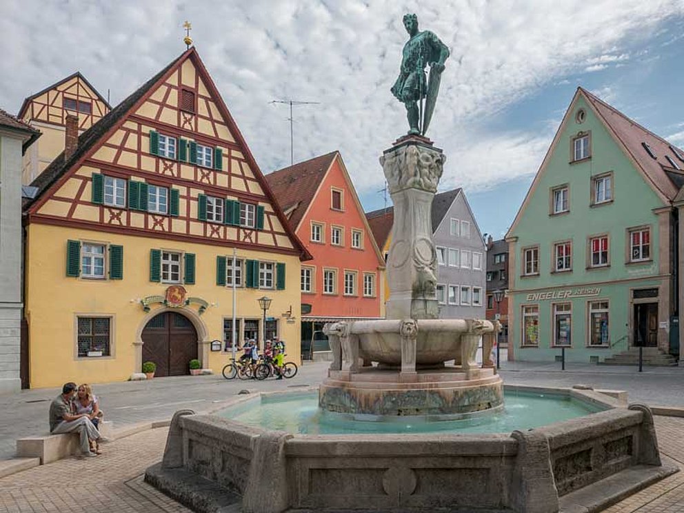 der liebliche Marktplatz von Weissenburg mit Brunnen in der Mitte