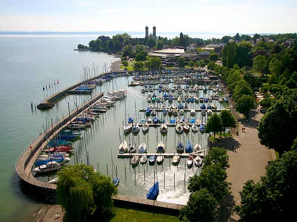 Blick auf die Bootsanlegestelle in Friedrichshafen am Bodensee