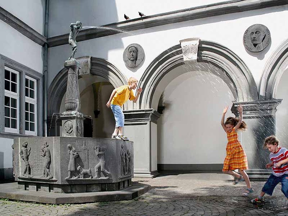 Schängelbrunnen mit Kindern in Koblenz an der Mosel in Deutschland