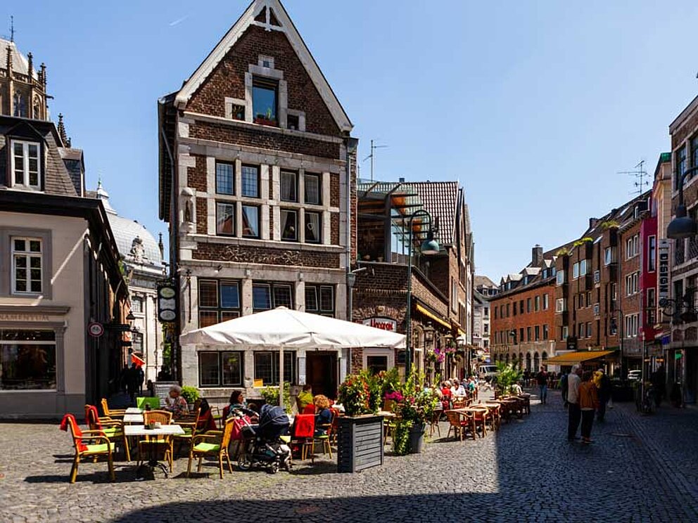 Die Altstadt von Aachen mit Kopfsteinpflaster und Straßencafé