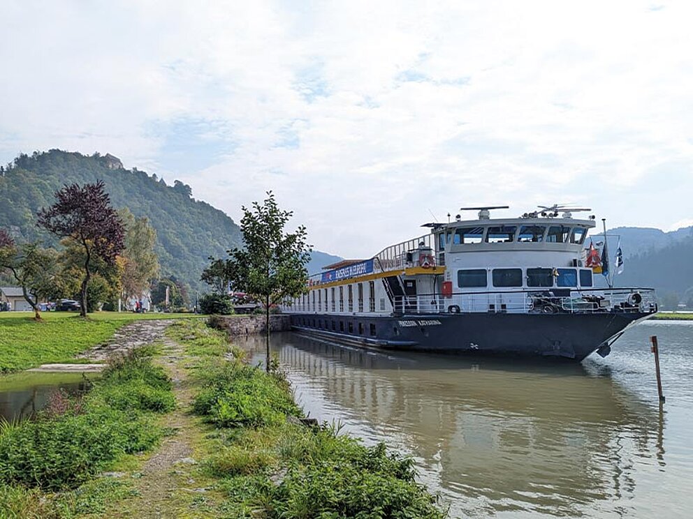 Das Schiff an der Liegestelle in Untermühl