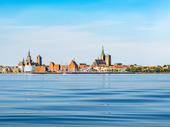 Panorama der Hansestadt Stralsund vom Meer aus 
