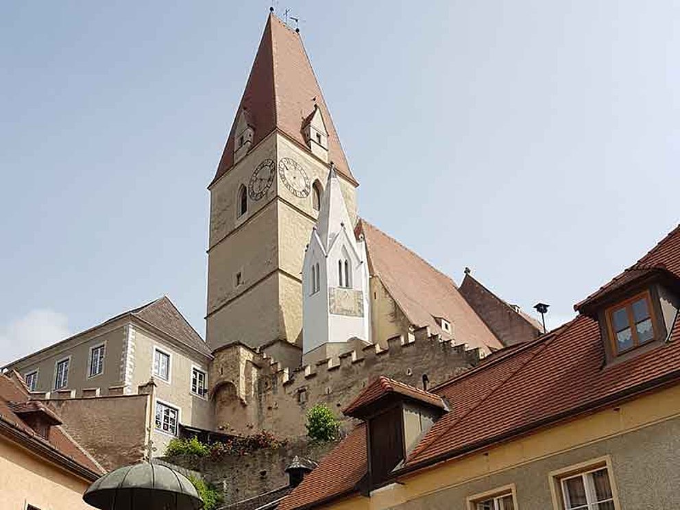 Blick auf die Kirche in Weissenkirchen mit weißem Turm