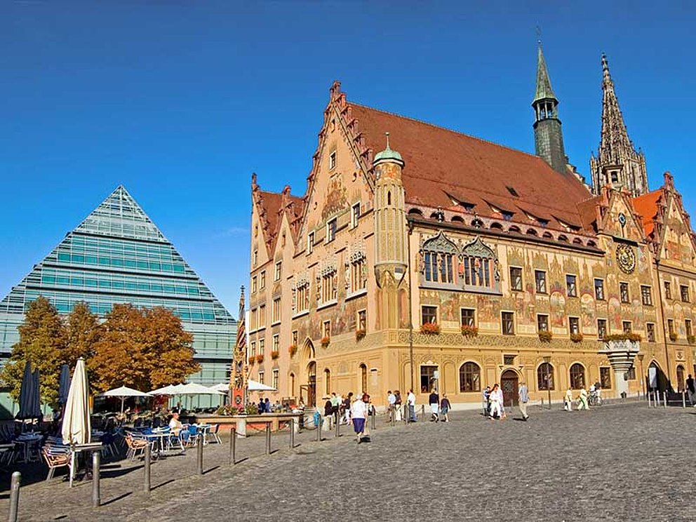 Blick auf das Rathaus mit Bibliothek in Ulm