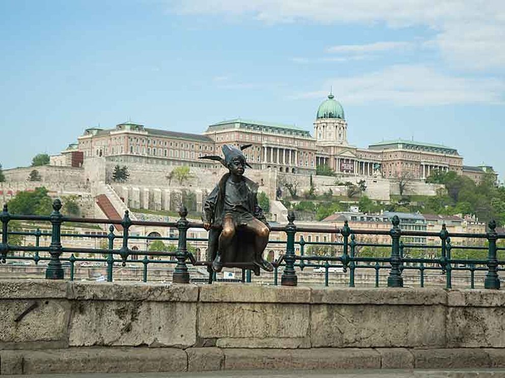 Blick auf das Schloss in Budapest mit Statue davor