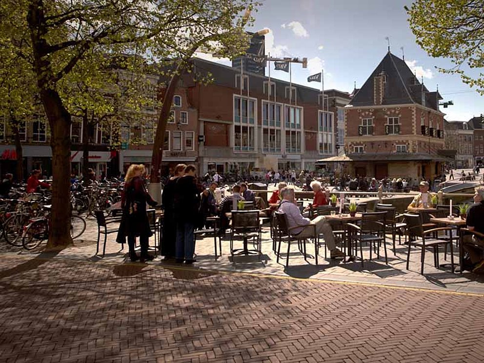 Sonnenterrasse in der Stadt Leeuwarden mit Menschen