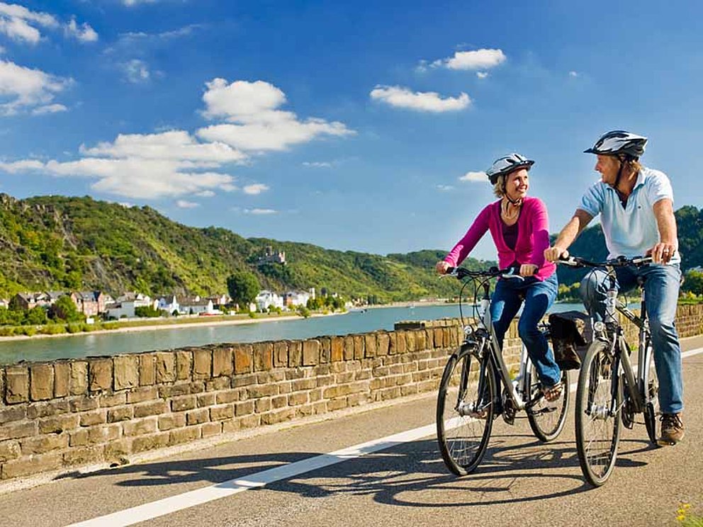 Zwei Radfahrer unterwegs am Rheinradweg in St. Goar in Deutschland