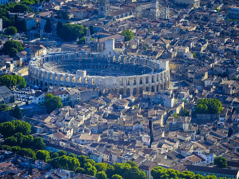 Blick auf die historische Stadt Arles mit dem römischen Amphitheater in der Mitte.