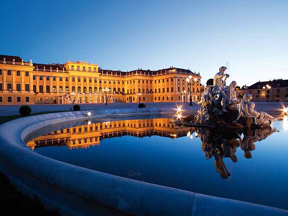 Brunnen und Schloss Schönbrunn in Wien