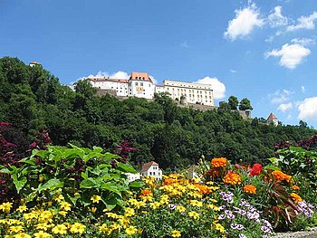 Veste Oberhaus in Passau mit Blumenmeer