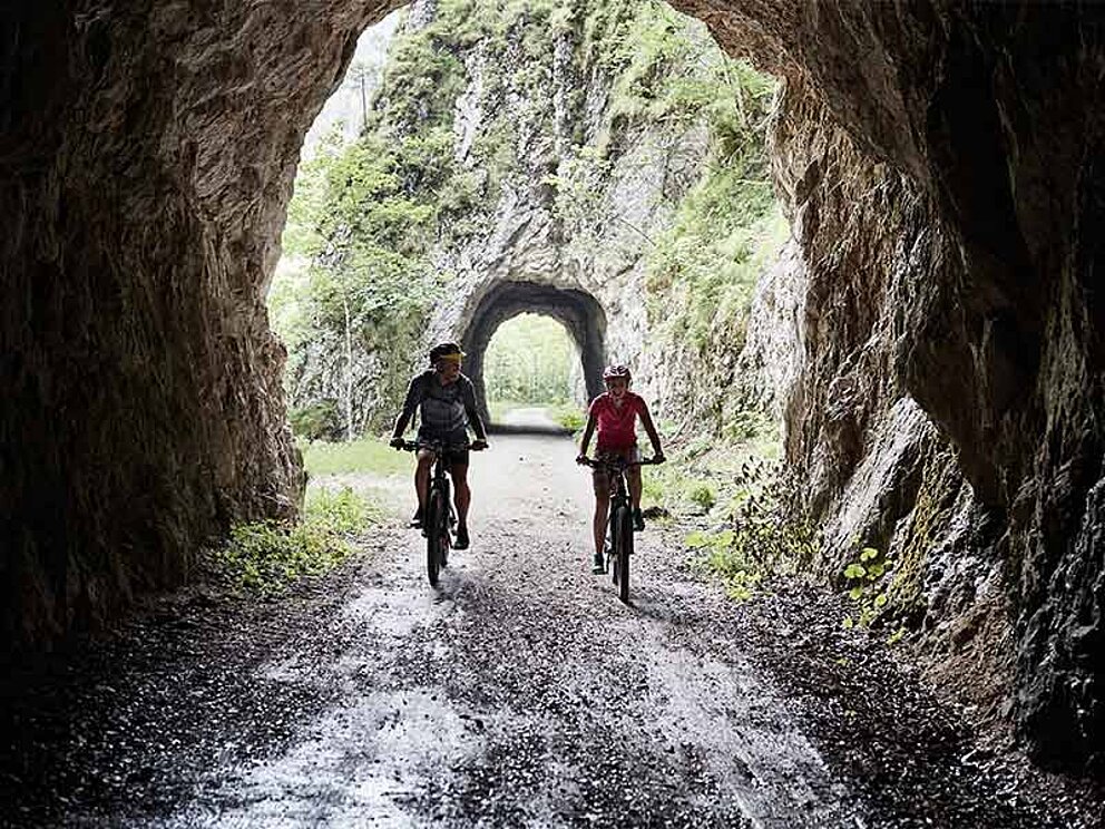 2 Biker kommen aus einem Tunnel