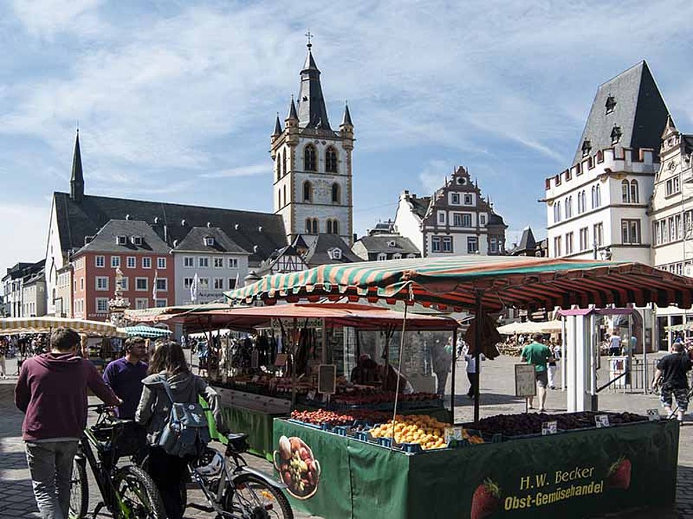 Besuch am Hauptmarkt in Trier mit Stadt im Hintergrund
