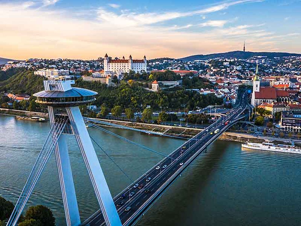 Blick über die Donau und die Brücke in Bratislava