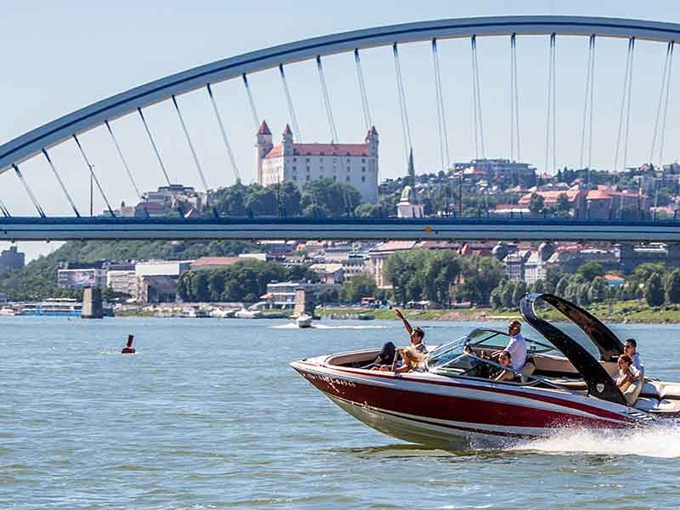 Motor-Bootfahrt auf der Donau in der Stadt Bratislava