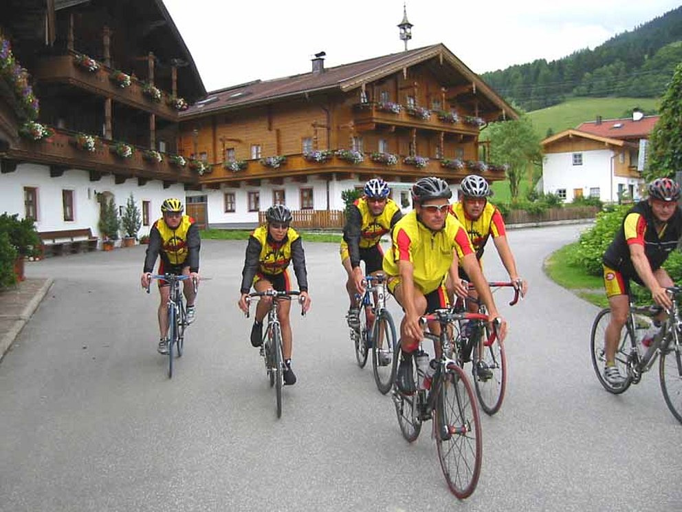 Rennradgruppe unterwegs von Salzburg nach Kitzbühel