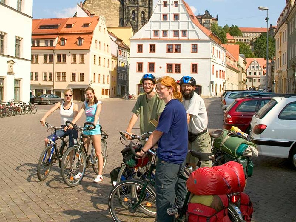 Eine Gruppe Radfahrer steht am Stadtplatz von Pirna
