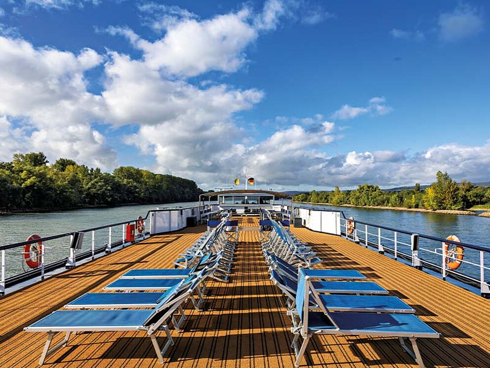 Oberdeck mit Liegestühlen