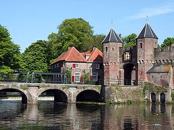 eine steinerne Brücke über einen Fluss führt direkt zum Stadttor von Amersfoort in Holland.