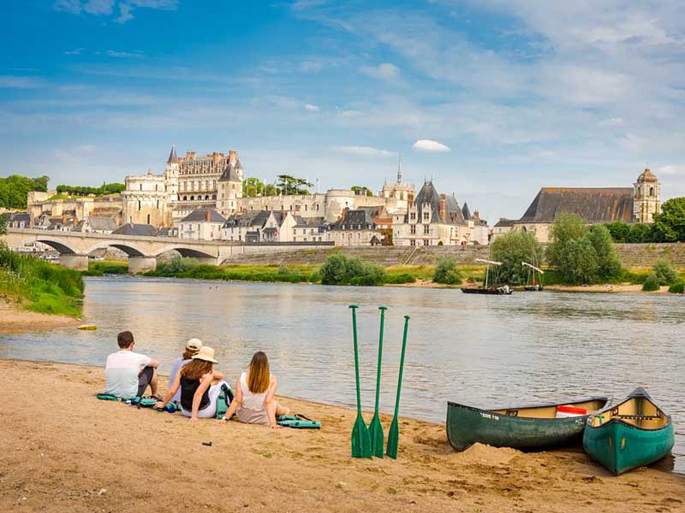 4 individuals on the riverside of Loire admire Amboise Castle