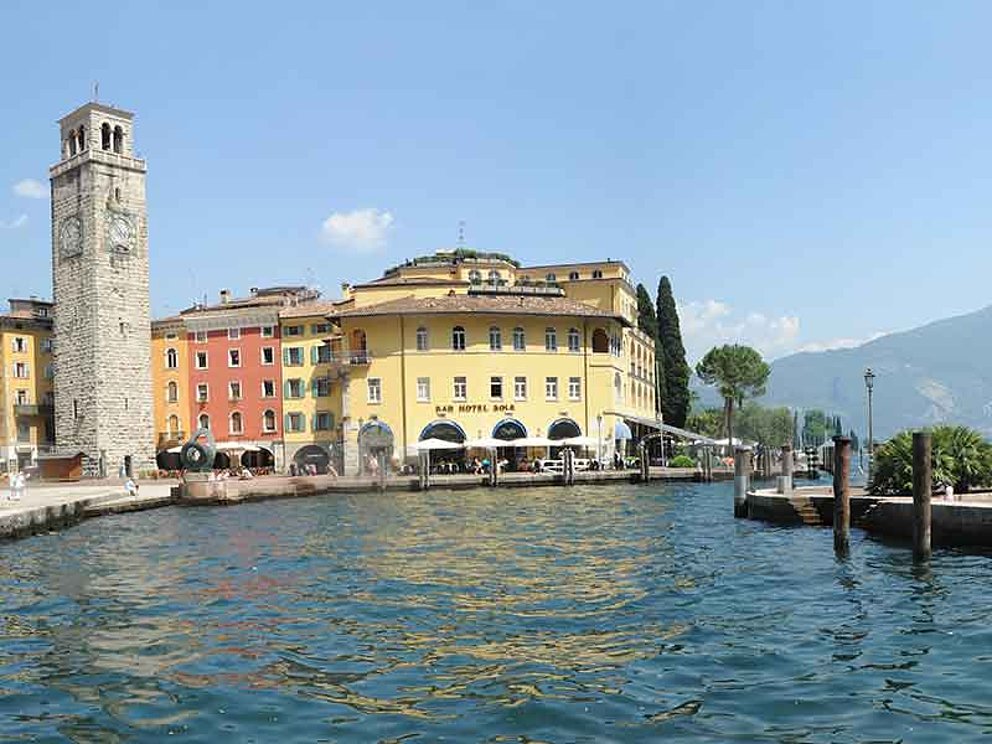 Blick auf die Stadt Trentino mit Gardasee