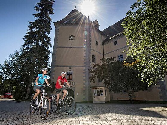 2 Radfahrer vor Schloss Greinburg