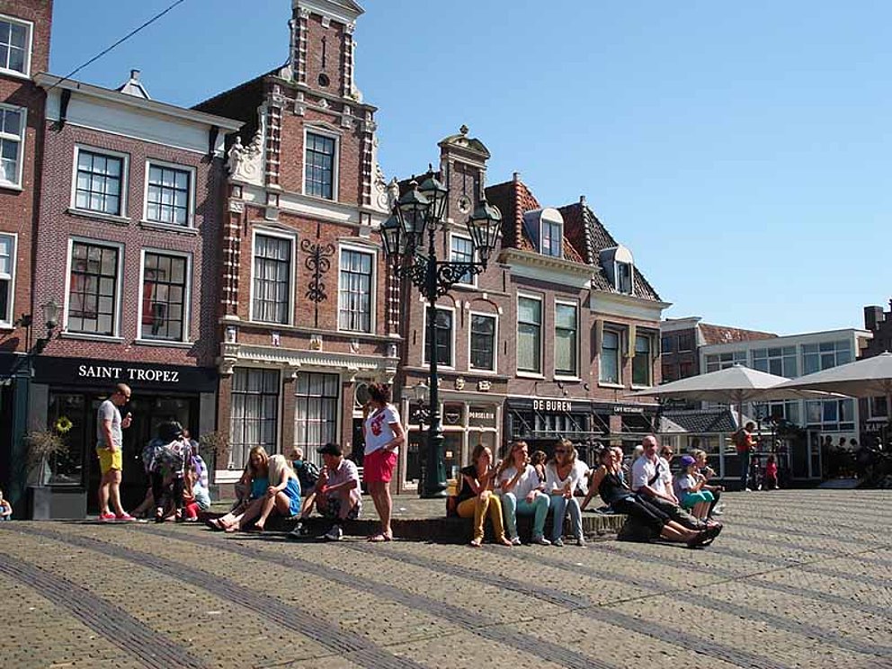 Platz mit Menschen in Alkmaar in den Niederlanden