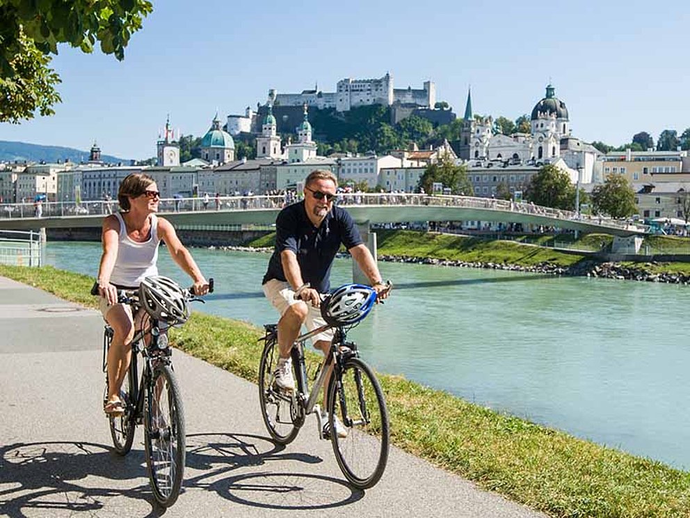 Radfahrer unterwegs am Radweg in der Mozartstadt Salzburg