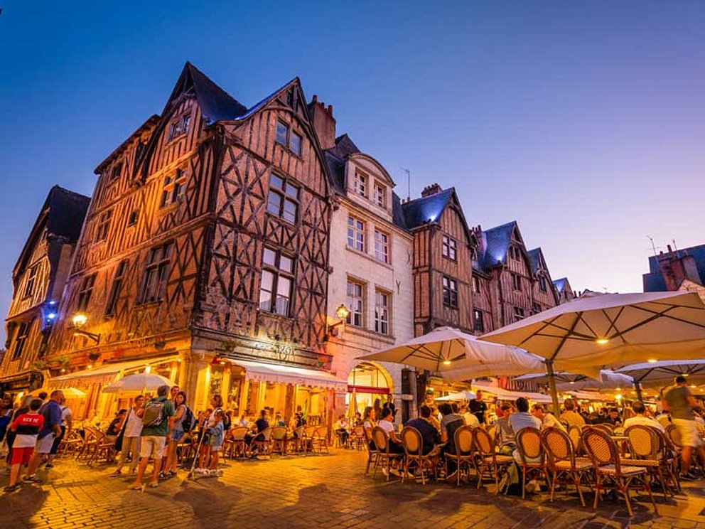 Die Stadt Tours in einer lauen Sommernacht mit blebten Straßencafes