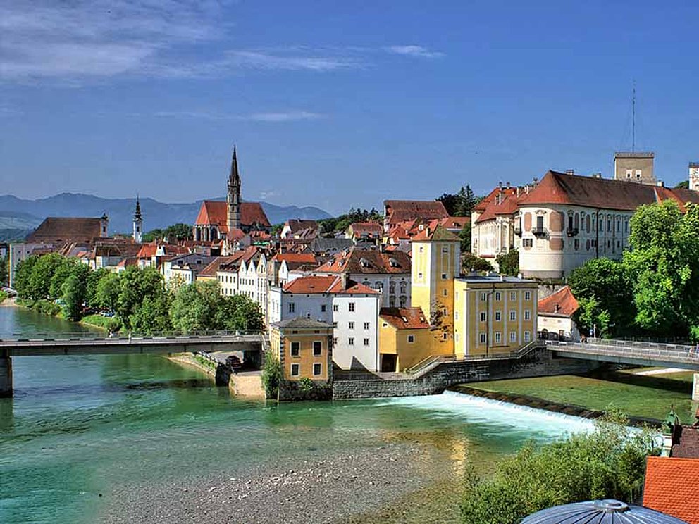 Blick auf die Altstadt von Steyr mit Fluss und Brück