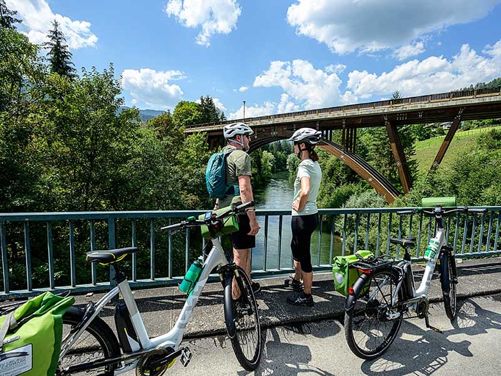 zwei Radfahrer auf der Holzeuropabrücke St. Georgen am Murradweg 