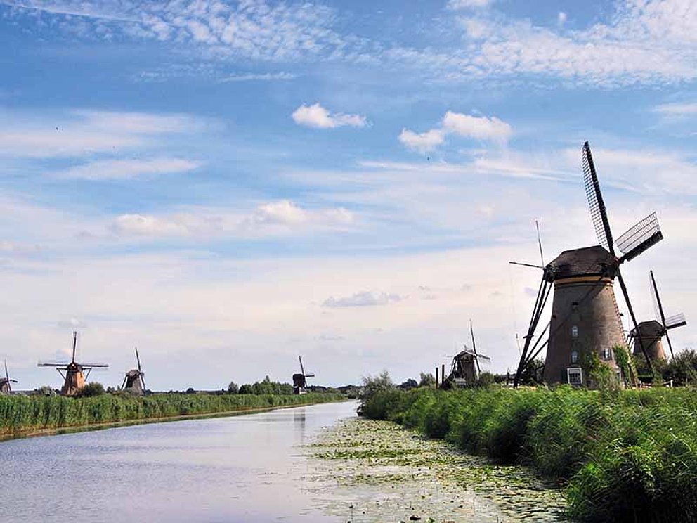 Windmühlen am Wasserverlauf in den Niederlanden