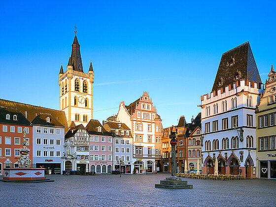 Die Altstadt von Trier am frühen Morgen. Noch ist es ruhig am Marktplatz, nur die Sonne scheint.