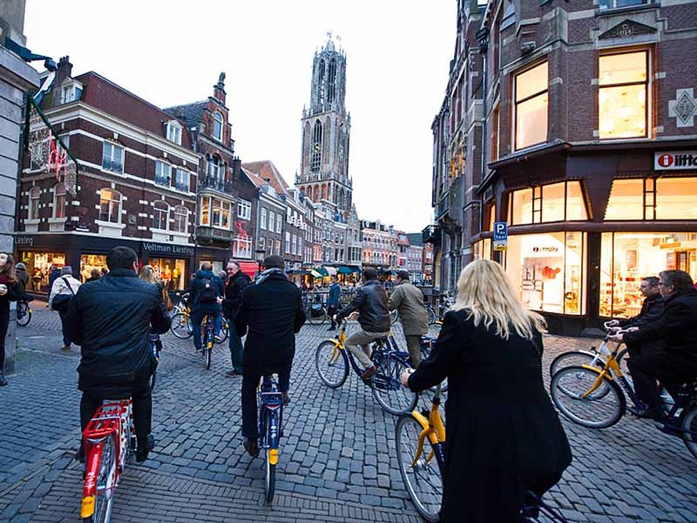 Radfahrergruppe unterwegs im Zentrum der Stadt Utrecht in Holland