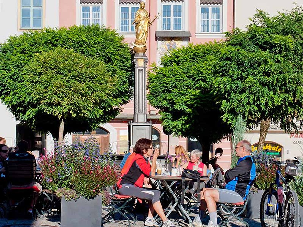 zwei Radfahrer in der Stadt Wasserburg im Radurlaub am Inn