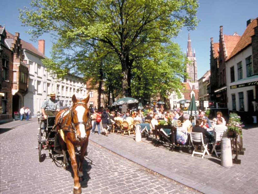 Eine Pferdekutsche auf dem Marktplatz in Brügge. 
