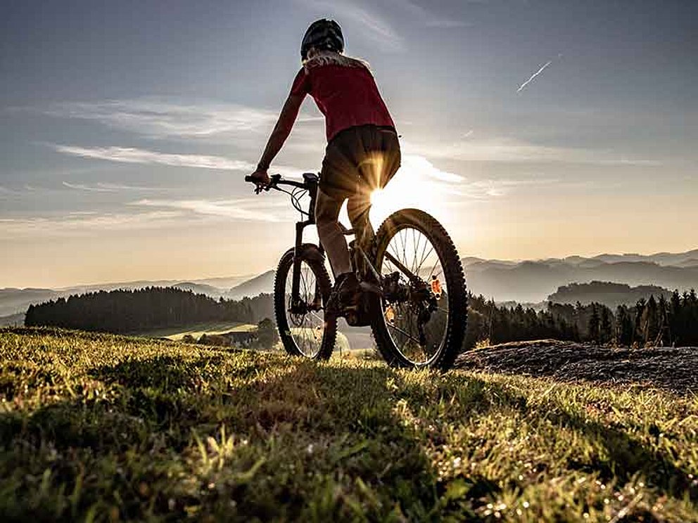 Biker auf einem Hügel im Sonnenuntergang