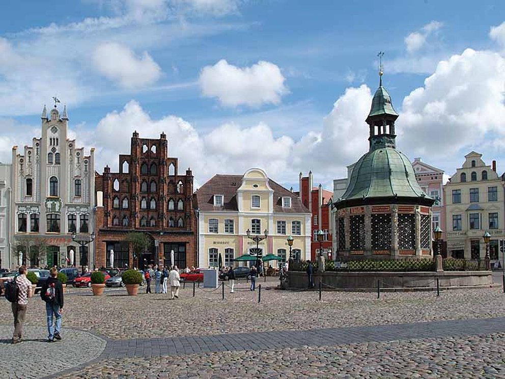 Marktplatzensemble mit Wasserkunst in Wismar