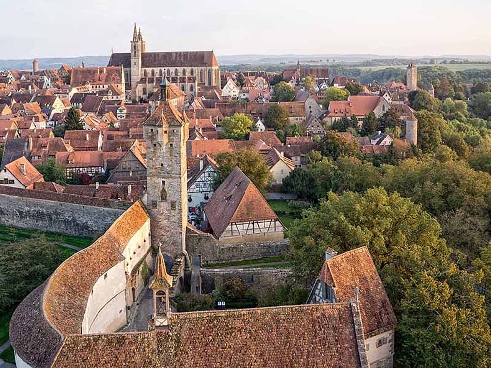 Über den Dächern von Rothenburg in Deutschland