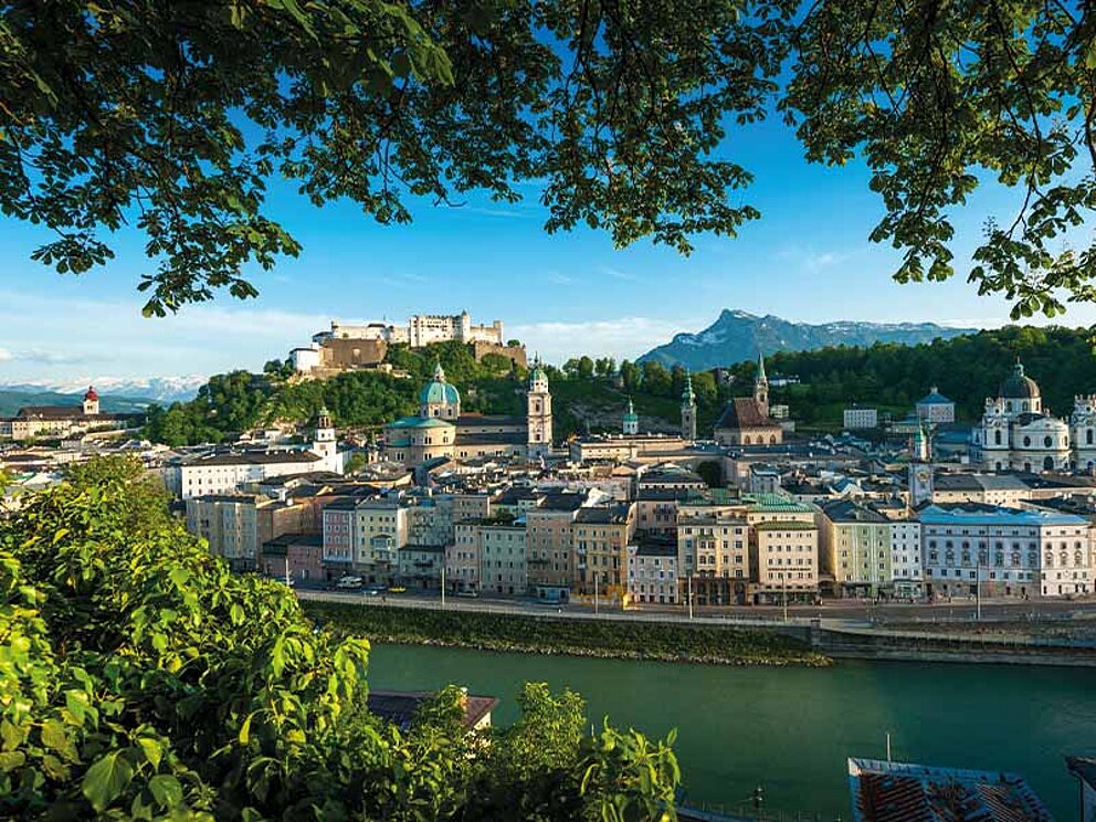 Panoramaansicht der Stadt mit Salzach und Festungsberg.