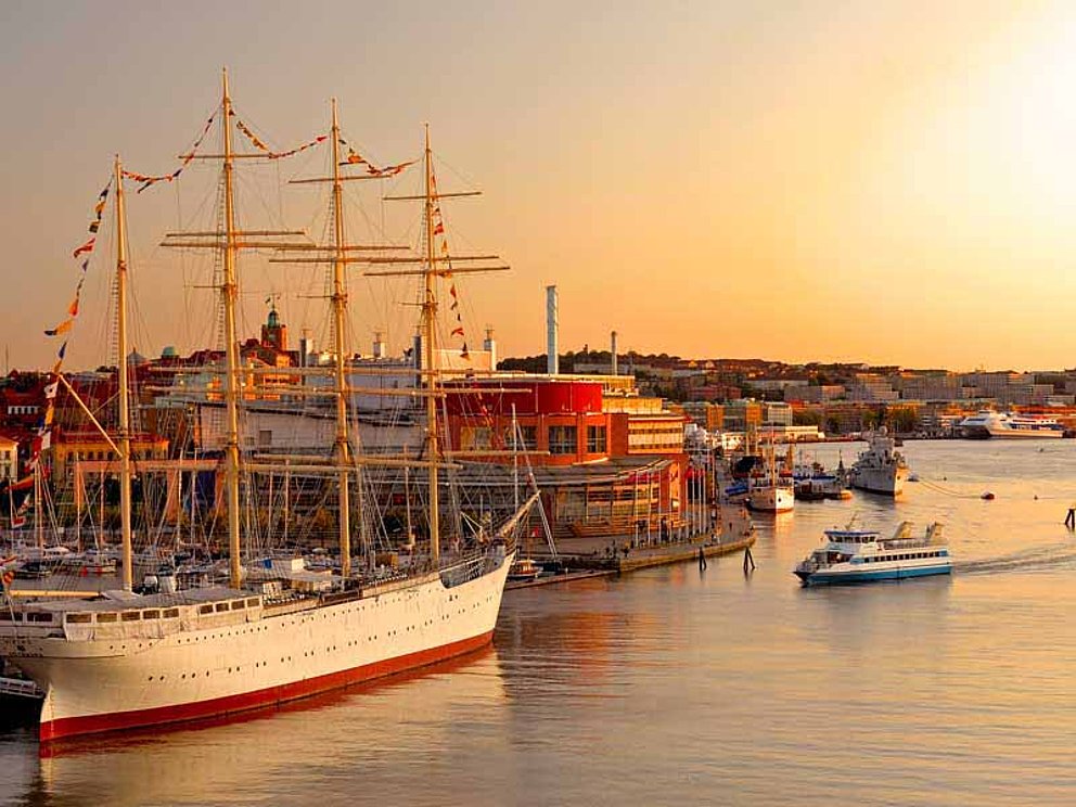 Segelschiffe im Hafen von Göteborg bei Sonnenuntergang