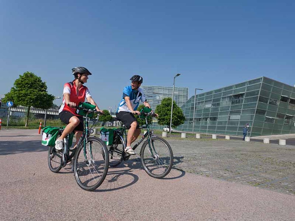 Zwei Radfahrer in Linz beim Ars Elektronica Center am Donauradweg