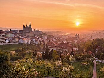 Skyline von Prag im Sonnenaufgang