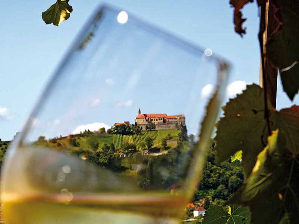 Riegersburg in der Steiermark durch ein Glas Wein