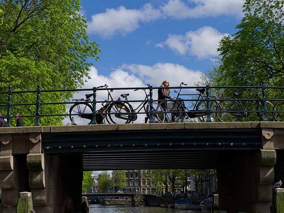 Radfahrer überqueren Brücke in Amsterdam in den Niederlanden