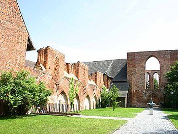 Innenhof des Johannisklosters in Stralsund in Deutschland
