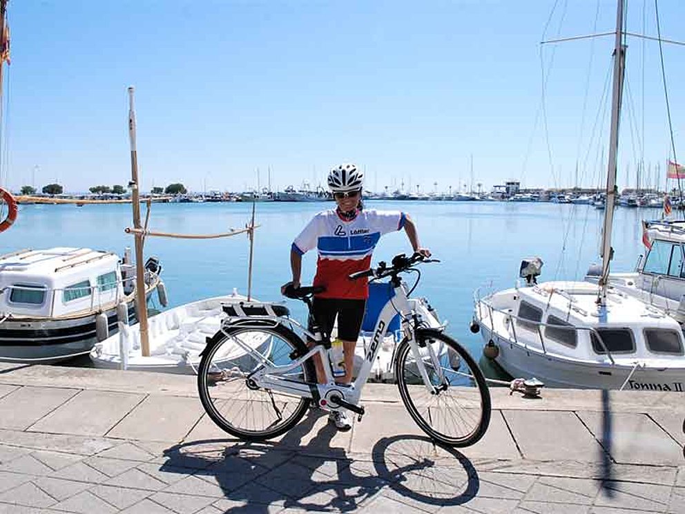 Radfahrerin in einer Bucht in Mallorca in Spanien